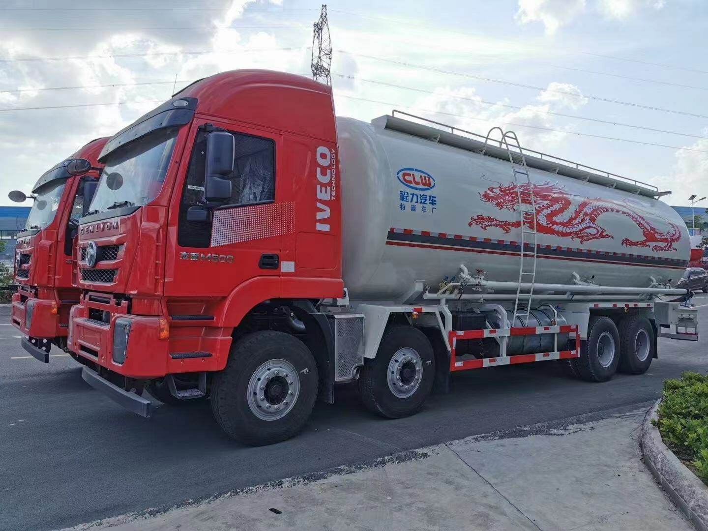 上汽紅巖前四后八低密度粉粒物料運輸車