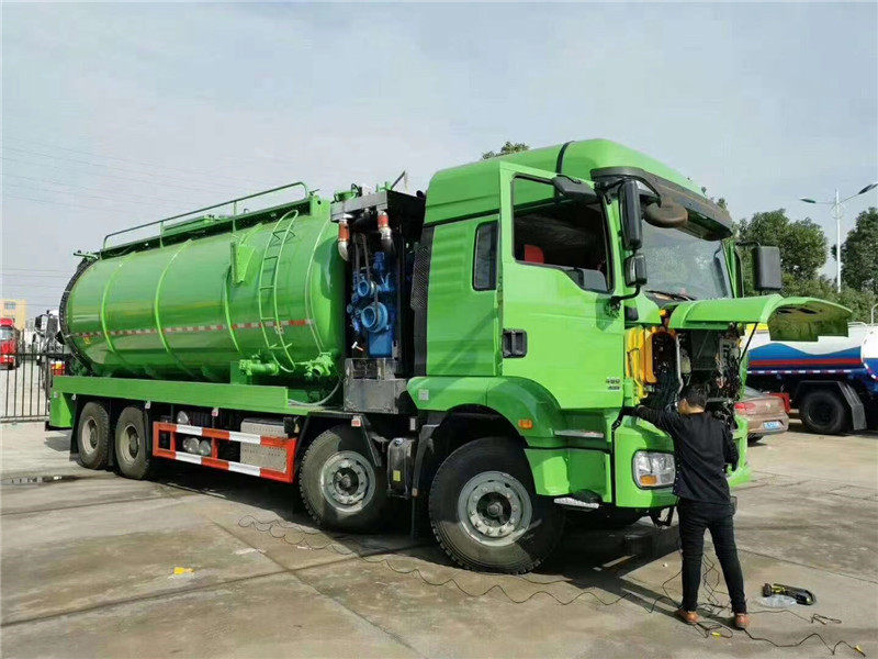 陜汽德龍前四后八國六清洗吸污車內在配置齊全，疏通、吸污兩不誤