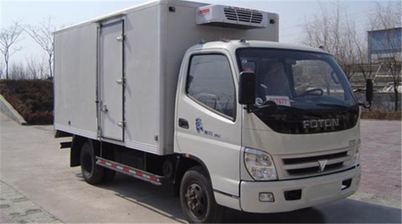 國(guó)六東風(fēng)小霸王冷藏車箱體采用先進(jìn)的木質(zhì)工藝，斷橋隔熱技術(shù)