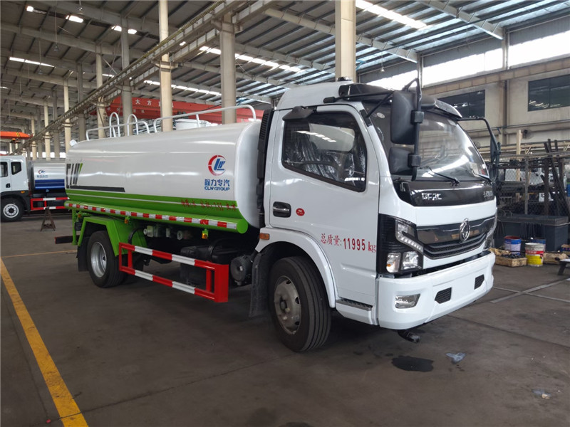 東風福瑞卡綠化噴灑車用于遠程澆灌，也用于輔助消防作業(yè)