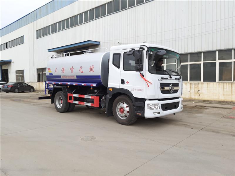 重汽后八輪灑水車采用高效射流風機風幕技術，霧粒附著力強