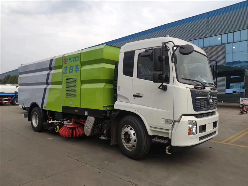 東風多利卡國六掃路車轉場作業通過性好，采用吸掃混合的方式收集垃圾