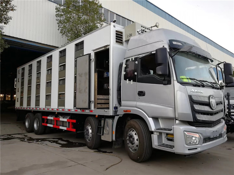 東風天龍畜禽運輸車采用東風天龍D310高頂帶臥駕駛室