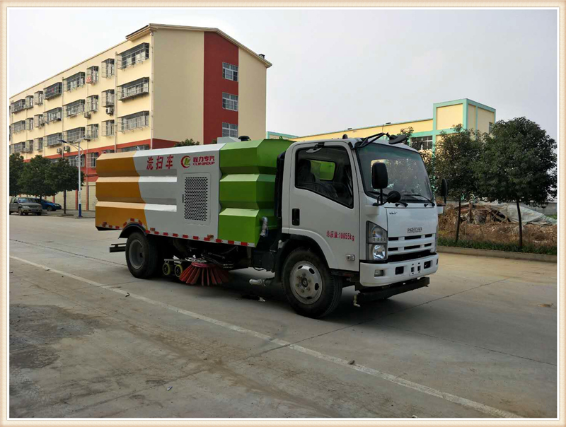 東風(fēng)多利卡洗掃車采用重汽豪沃國六二類底盤改裝，工作更為可靠