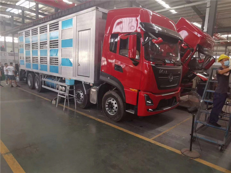 東風(fēng)多利卡畜禽運輸車車廂板采用工裝夾具壓制成瓦棱型，強度韌性高