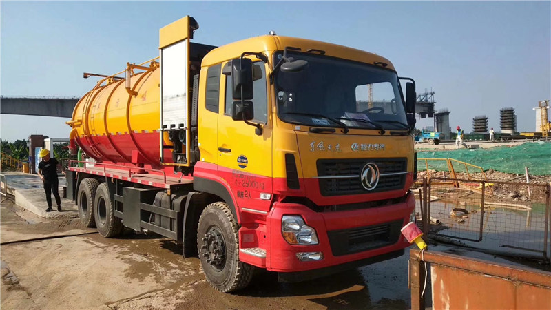 東風(fēng)前四后八大型管道疏通車可以滿足嚴重管道狀況，使用范圍更廣泛