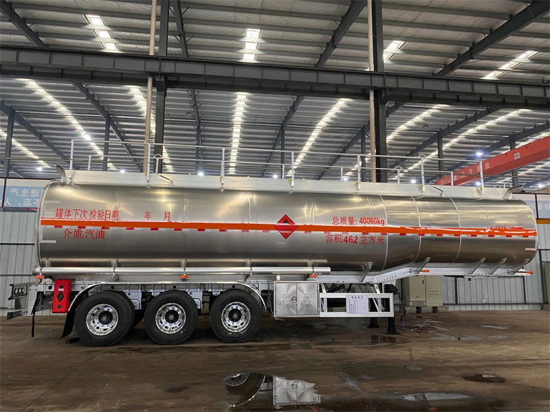 不銹鋼半掛油罐車細節配置展示圖，強硬的質量體系保持茂名油罐車市場占有率