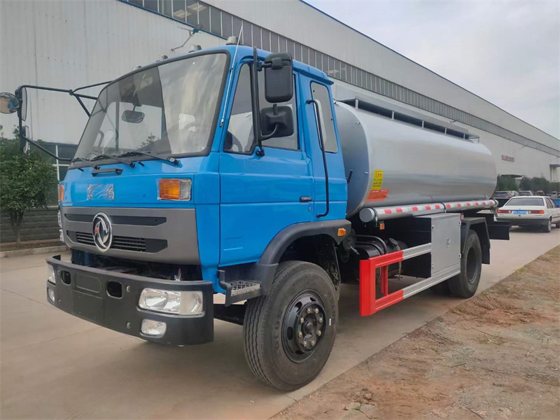 國三出口型東風12方加油車