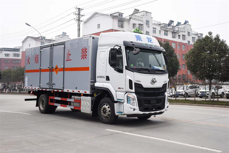 東風柳汽10.7噸危險品廂式車