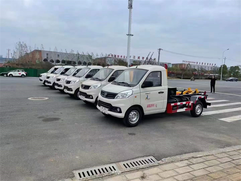 云南楚雄人民政府采購的6輛勾臂垃圾車準時發車